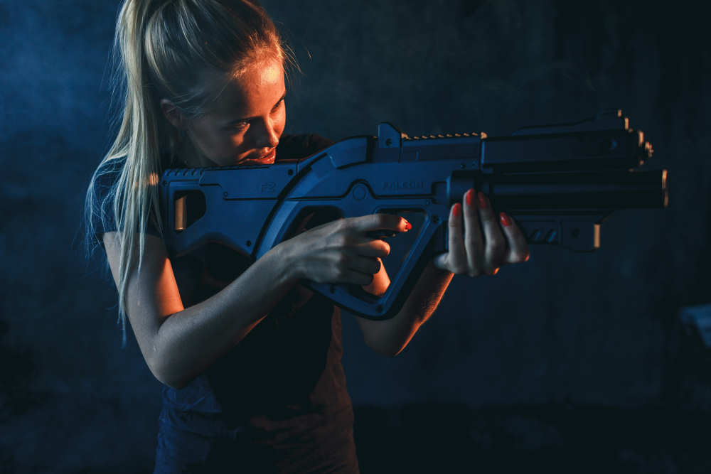 Laser Tag - ragazzina impugna l'arma